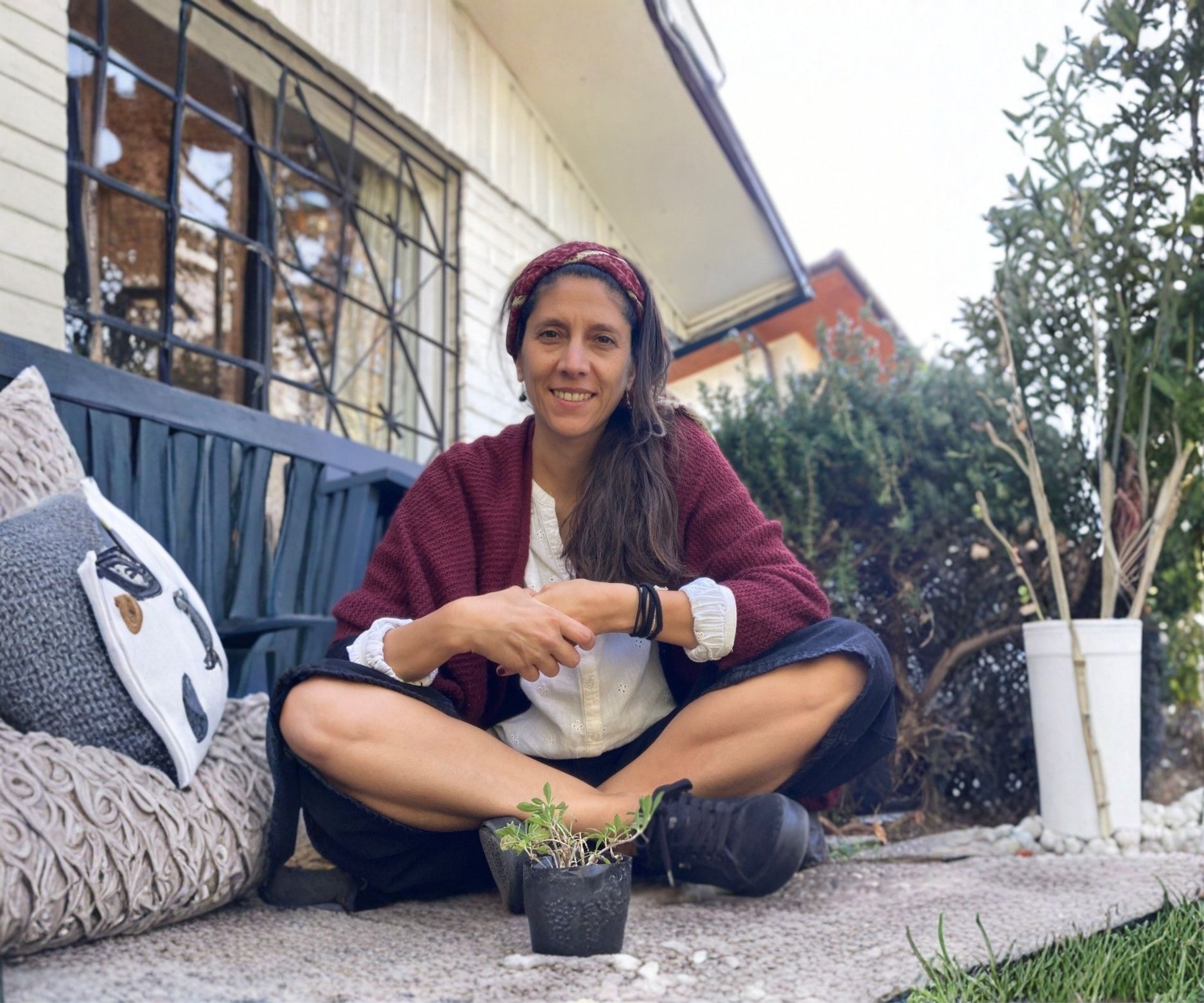 La foto de Javiera Castro, fundadora de Arcataller. Sola para la sección de su historia y como llegó a la reparación y restauración de muebles en santiago de chile, vitacura